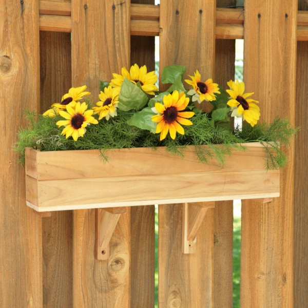 Boîte à fleurs par le balcon de bois tournesol