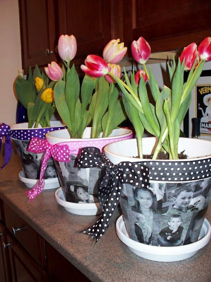 Macetas de los tulipanes de los niños las fotos a la madre idea de regalo Día