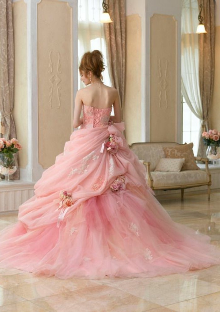 Vestido de novia en joyería de flor rosa