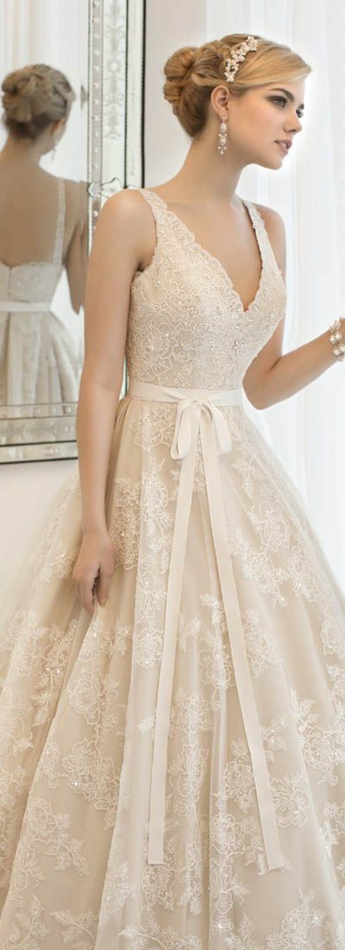 Vjenčana haljina u ružičastoj svjetlosti