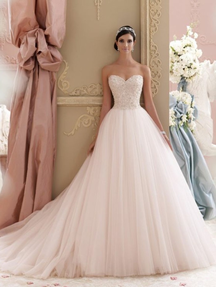 Vestido de novia en rosa con largo recorrido