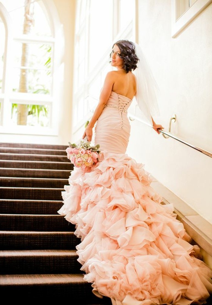 Vestido de novia en rosa en la cola
