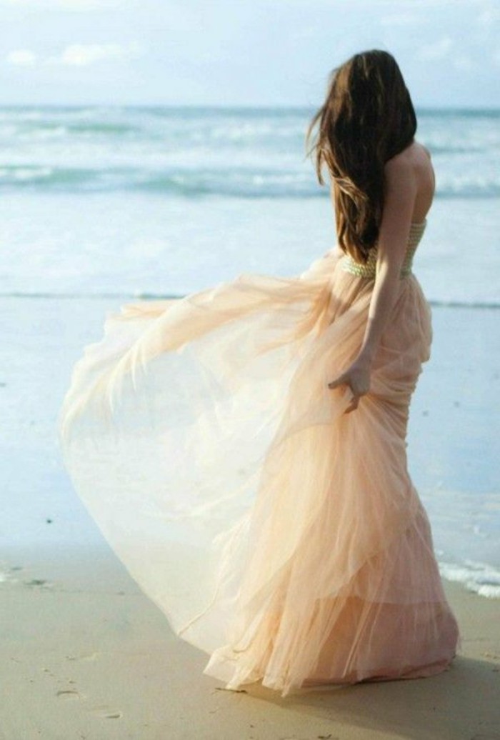 Vestido de novia en el día de la boda de playa rosa