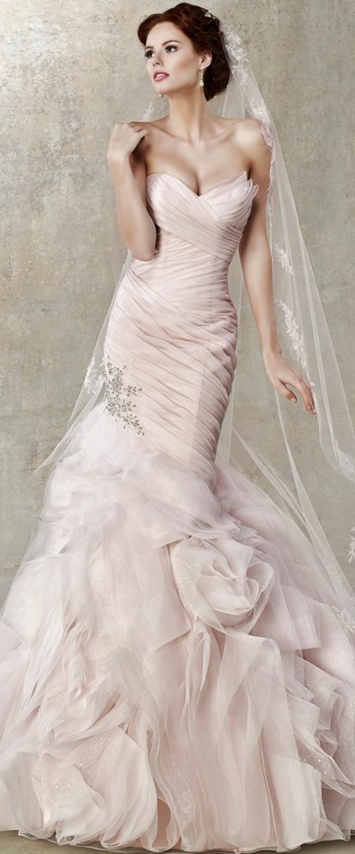 Vestido de novia en rosa y velo largo