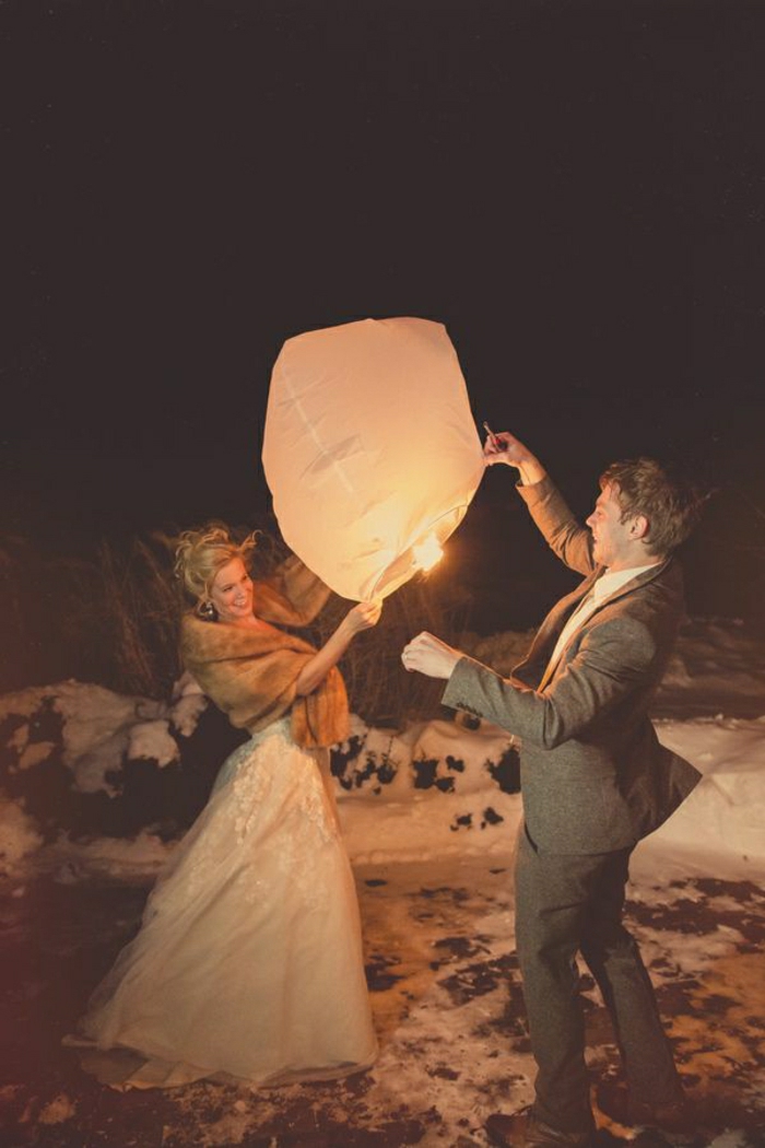 Svadbeni Par leti lanterna Snijeg Zima