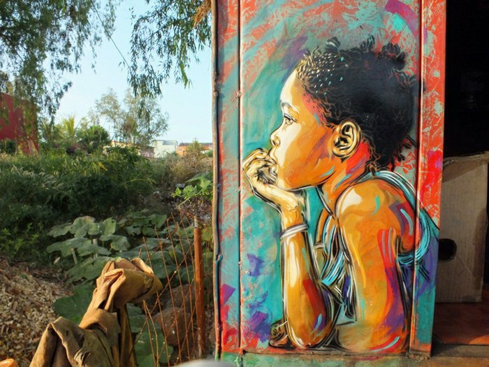 C215 художник на графити Красива-улично изкуство образ-дете на природата