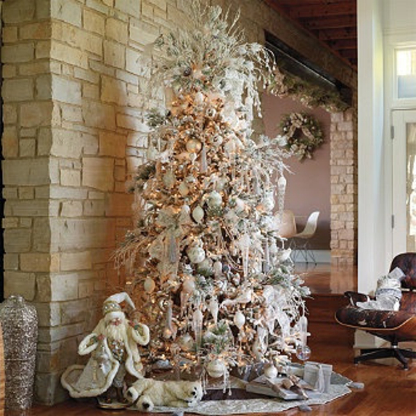 fehér karácsonyi díszek nagy gyönyörű fenyőfa
