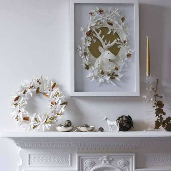 fehér karácsonyi dekoráció - gyönyörű kandalló és fehér koszorúk fent