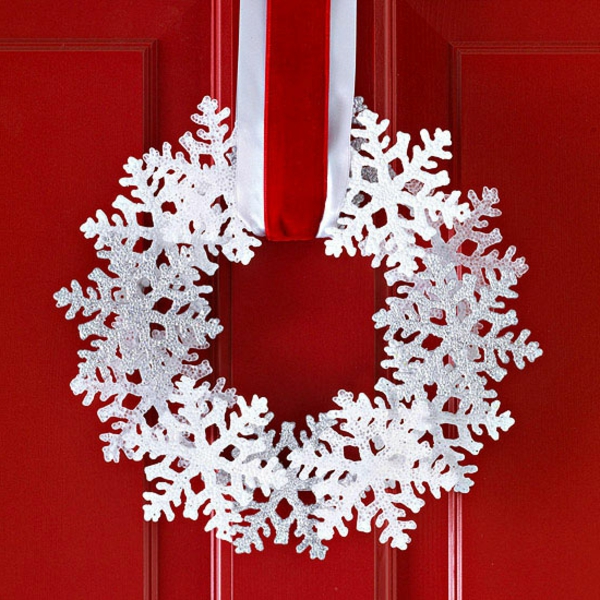fehér karácsonyi dekoráció - piros ajtó és fehér koszorú rajta