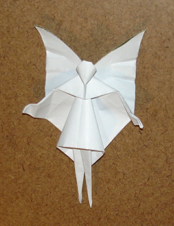 origami για το χριστουγεννιάτικο άγγελο σε λευκό χρώμα