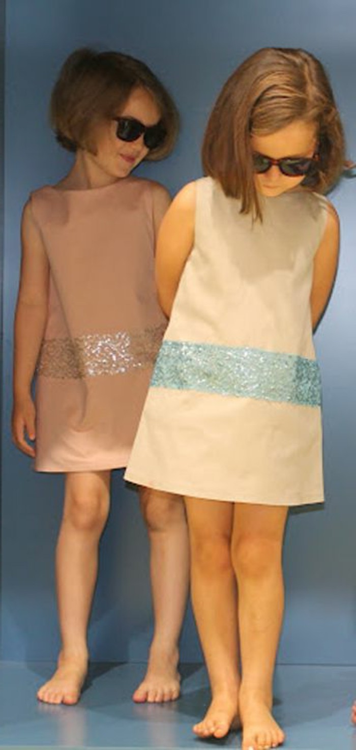 Готините мода Две момичета с еднакви рокли