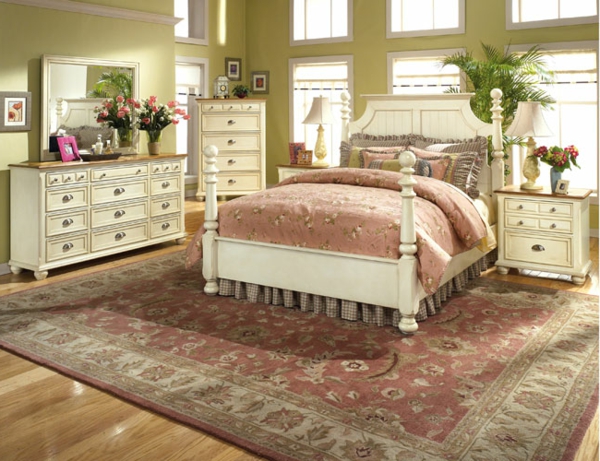 חדר שינה בסגנון כפרי - רהיטים לבנים וצמחים יפים