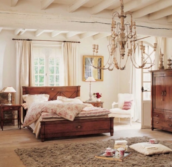 maalaistyylinen makuuhuone - valkoiset verhot ja kauniit lustres