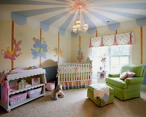 मूल दीवार डिजाइन के साथ बेबी कमरे