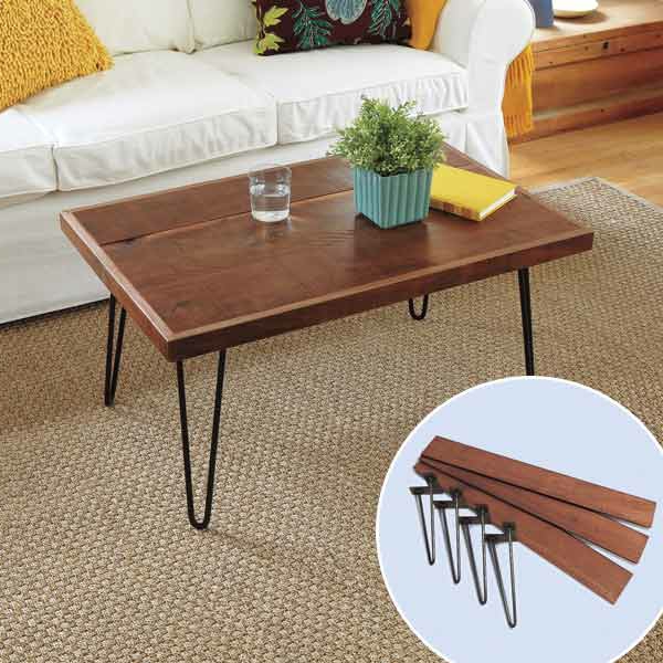 sofá asissue en la sala de estar - mesa de madera