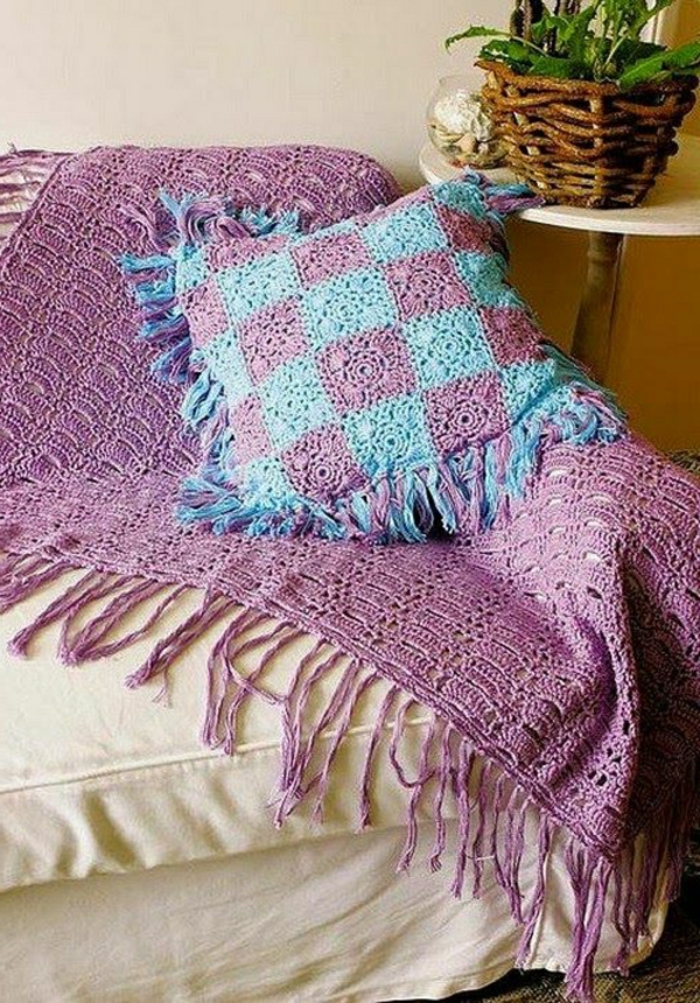 Techo crochet-en-púrpura-by-the-sofá-redimensionada