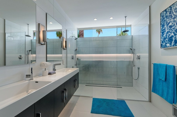 conception plafond lumières moderne dans la salle de bains avec baignoire