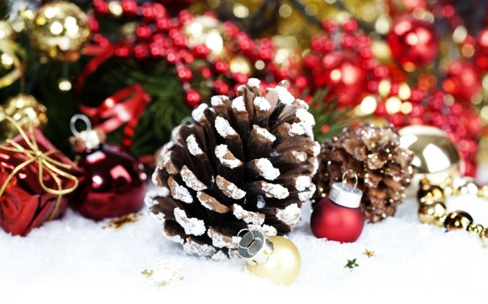 Декоративни борова шишарка-изкуствен сняг-малки дарове топки-и-венец