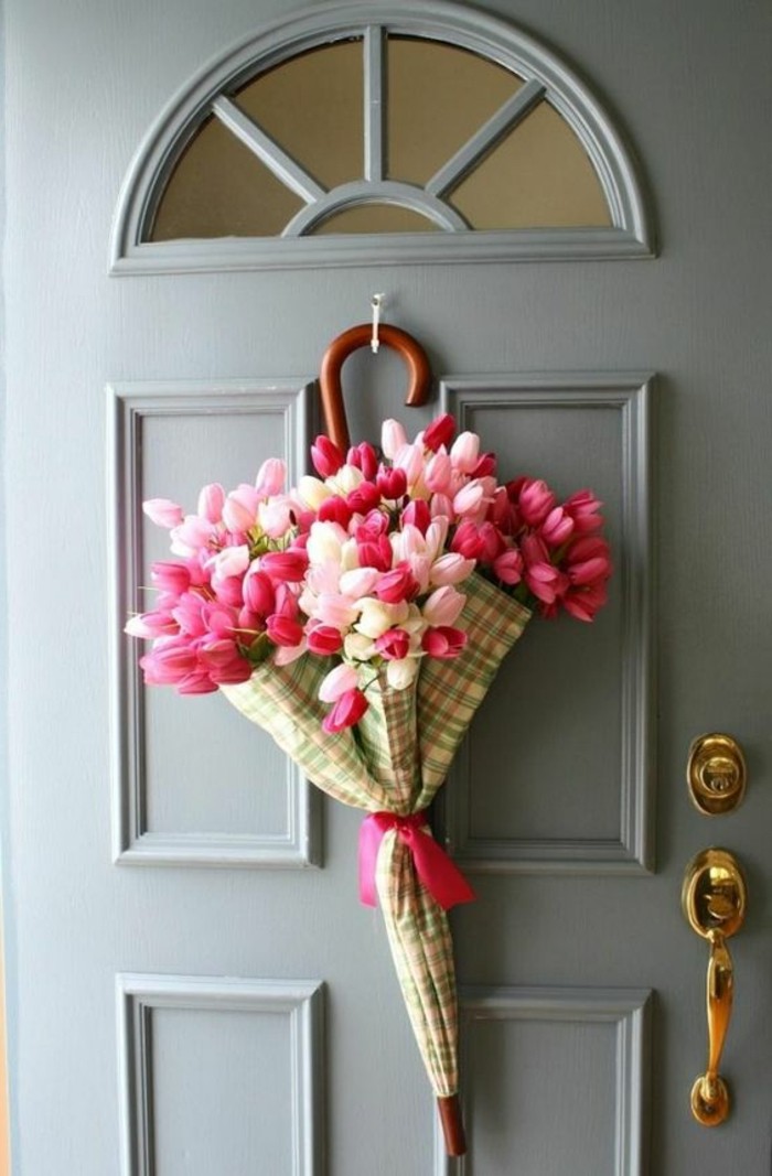 Ideas de decoración de primavera-tulipanes-en-la-puerta