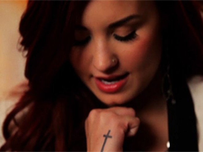 Demi-Lovato-Cool Cross Tattoo