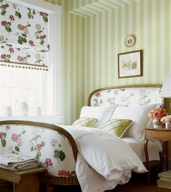 maalaistyylinen makuuhuone - kauniit kaihtimet valkoisen sängyn vieressä