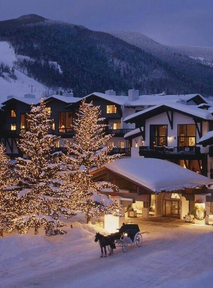Falu a hegyekben téli képek karácsonyi díszített fenyők Winter Romance