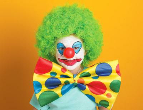 visage de clown - garçon avec une grosse mouche - fond orange
