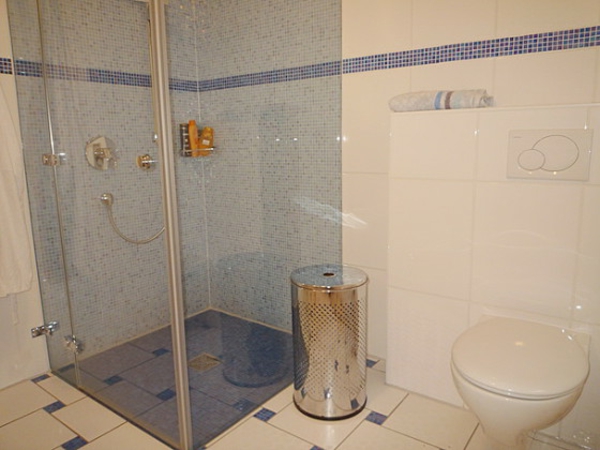 Επίπεδα ντους σε μικρό μπάνιο - μπλε γυαλί