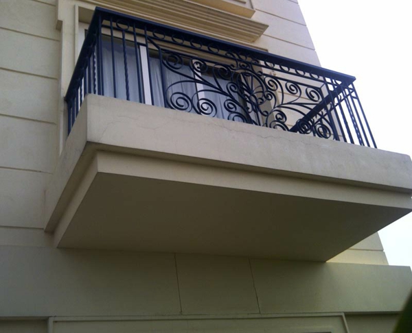 Iron ograde po svom-balkon