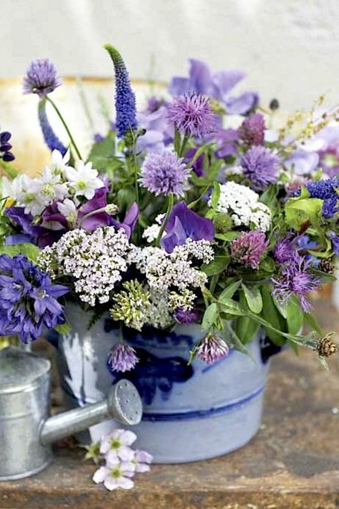 Bucket-пълен с пресни-лилаво пролетни цветя