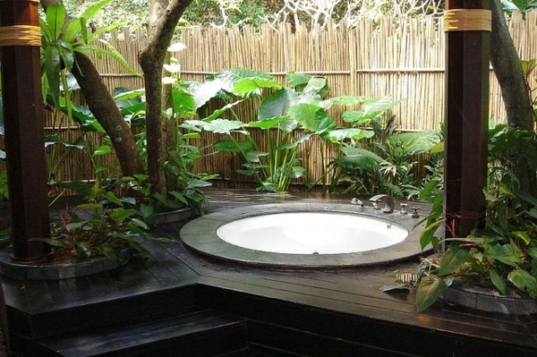 Super-moderne whirlpool u vrtu