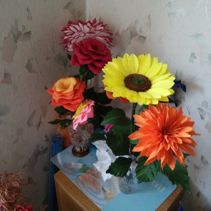 Обикновено маса украса от цветя от хартия