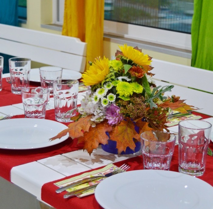 Лесна декорация на маса и слънчоглед и листа