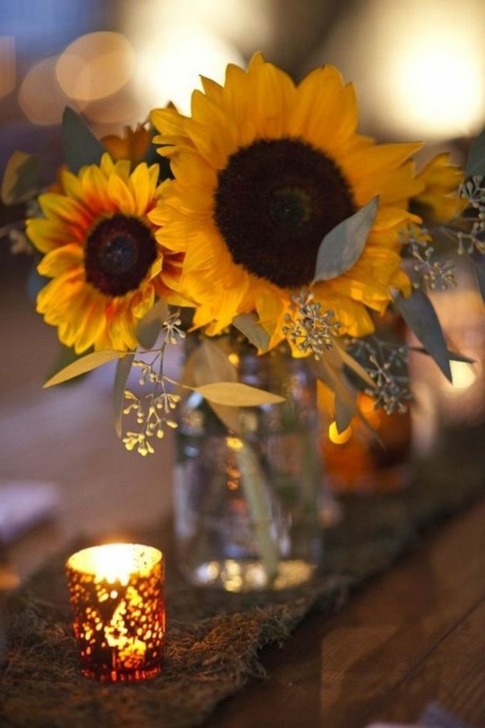 Jednostavan stol ukras i sunce cvijet i svijeća