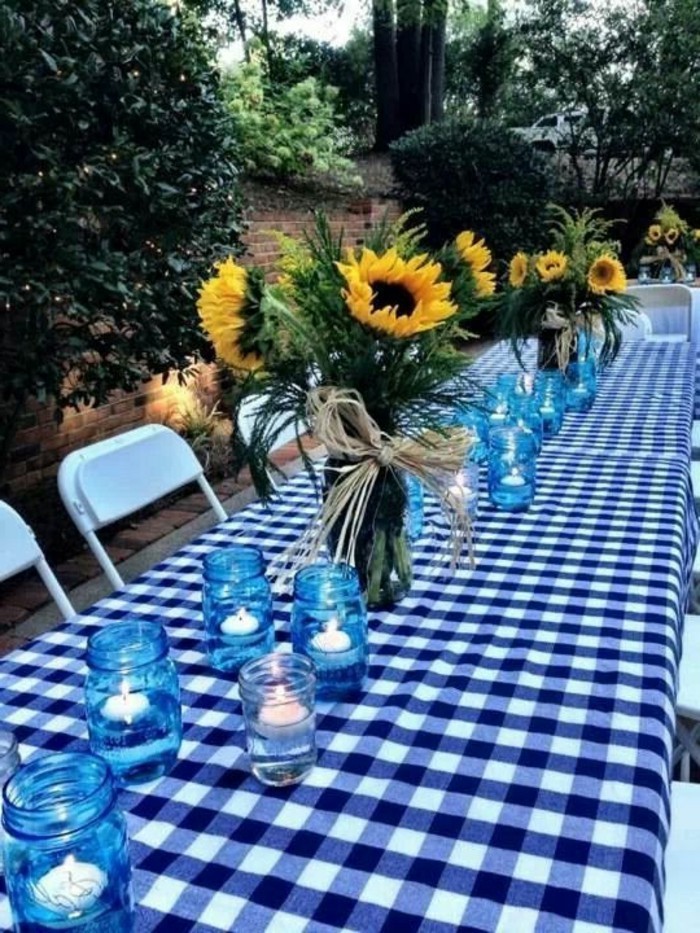 Yksinkertainen kattaukseen auringonkukka-ja-kynttilät-in-sininen lasit