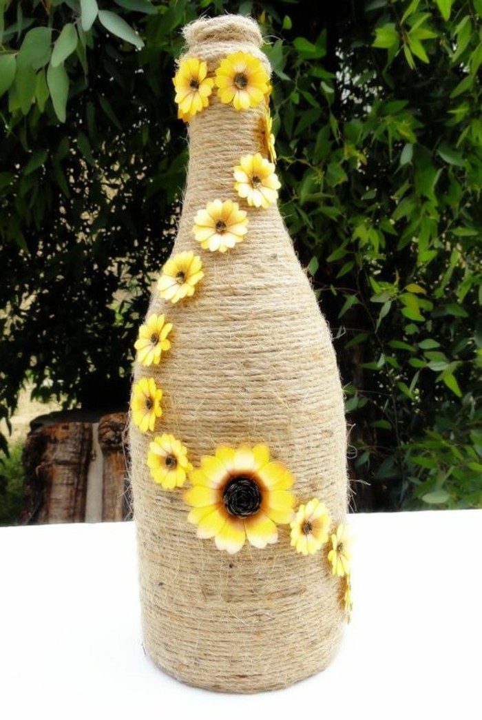 Yksinkertainen kattaukseen-a-pullo-with-auringonkukka