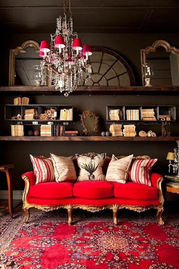 设备在巴洛克风格的优雅红色沙发和黄金饰物，地毯东方图案