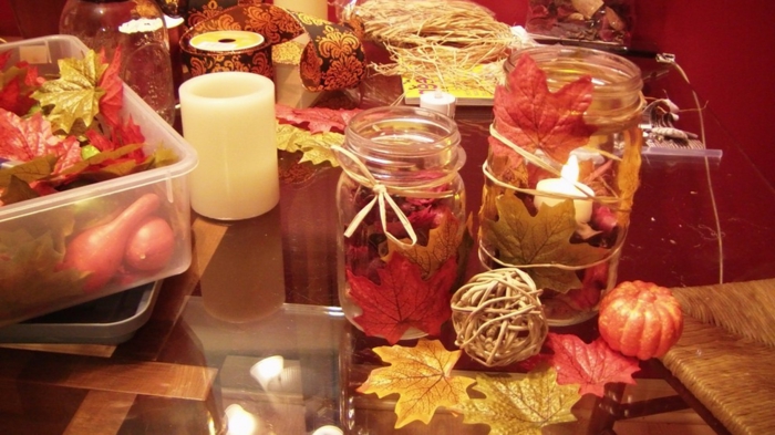 jesenji zidne posude s ukrasom sa šarenim sjenicama i svijećama