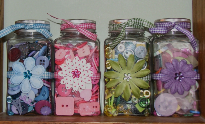Decoración de tarros de albañil - flores, botones y cintas en diferentes colores para cada tarro