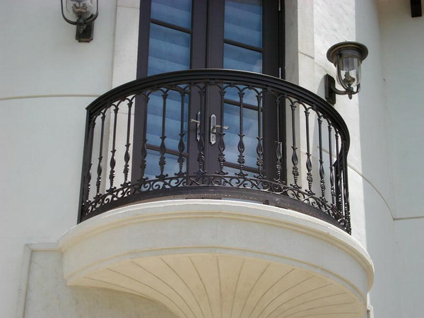 Željeznu ogradu balkona dizajn