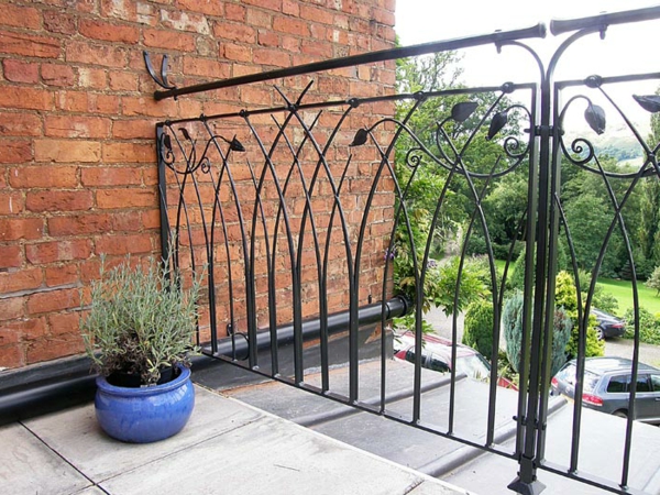Iron ograde po jedan-balkon-vanjski dizajn