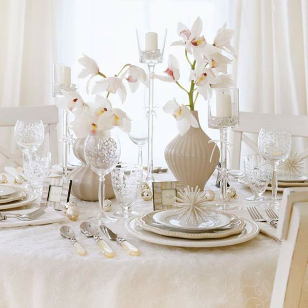 bijeli božićni ukras - cvijeće na elegantnom stolu