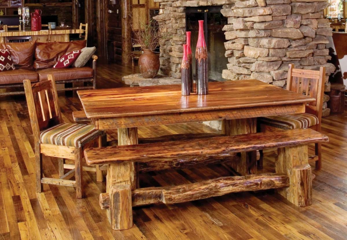 Comedor-mesa-bancos, sofá de cuero estilo de la casa de campo de piedra Fireside de estilo rústico y acogedor