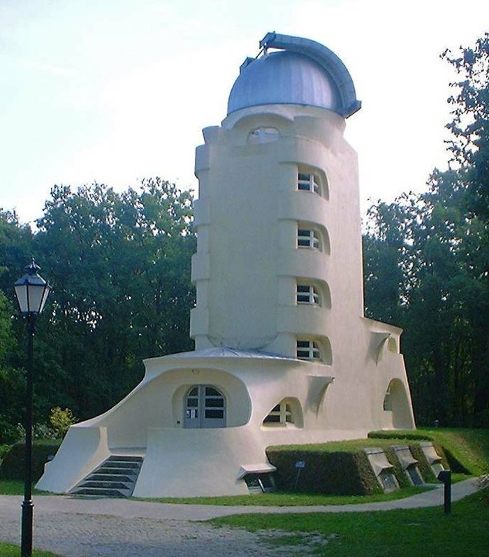arquitectura expresionista Einstein Torre en verano