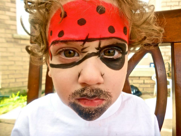 hermosa foto de un niño - maquillaje pirata