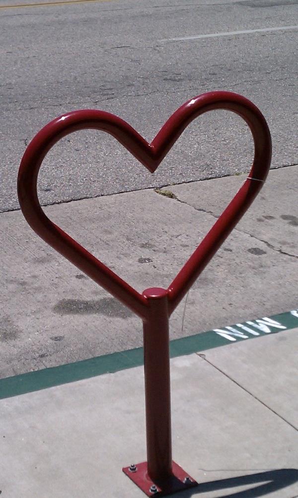 Bicikl stojeći off metal-u-obliku heart-