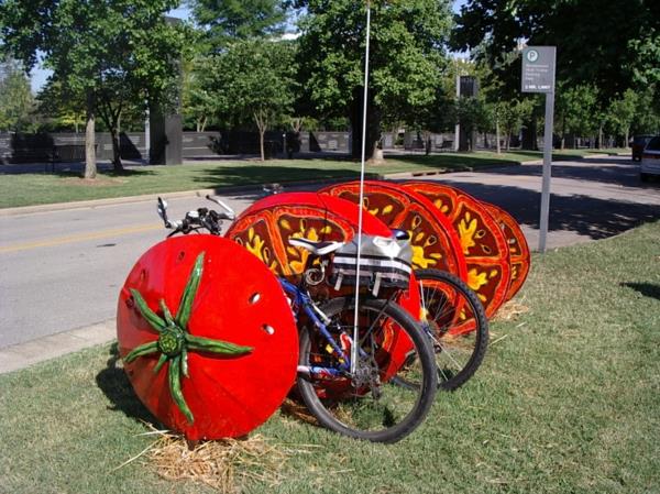 Bicikl na čekanju u formi-a-rajčice