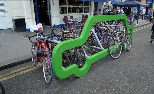 Bicikl Stand-u-zeleno-u obliku-a-car