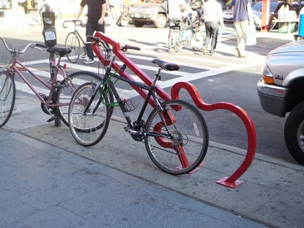 Bicikl Stand-u-crveno-u obliku-a-gitaru