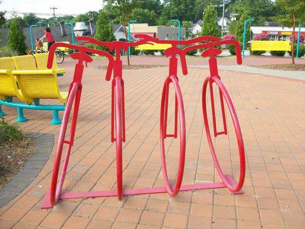 Bicikl stand-četiri crvenih bicikli-u-metal